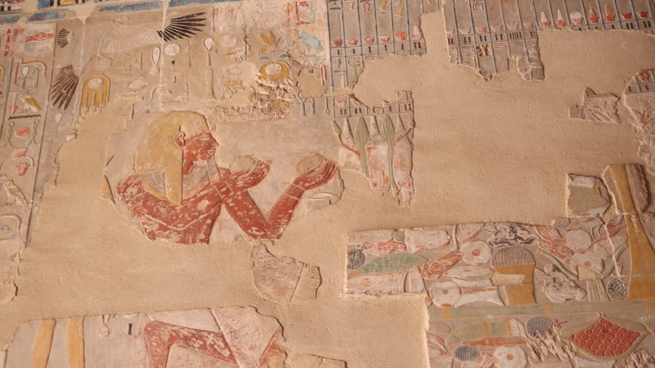 jeroglíficos coloridos bordean la pared de antiguos templos y tumbas en el valle de los reyes y el templo de hatshepsut