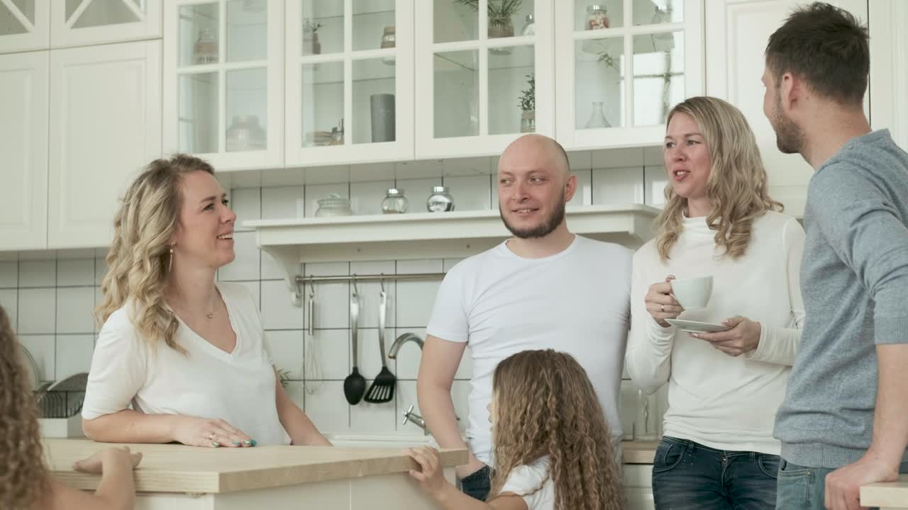 행복한 여성들은 부에서 남자들과 소통하고, 아이들은 재미있게 달린다.