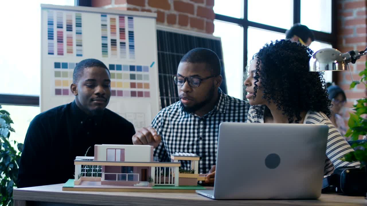 colegas étnicos que crean alojamientos futuristas