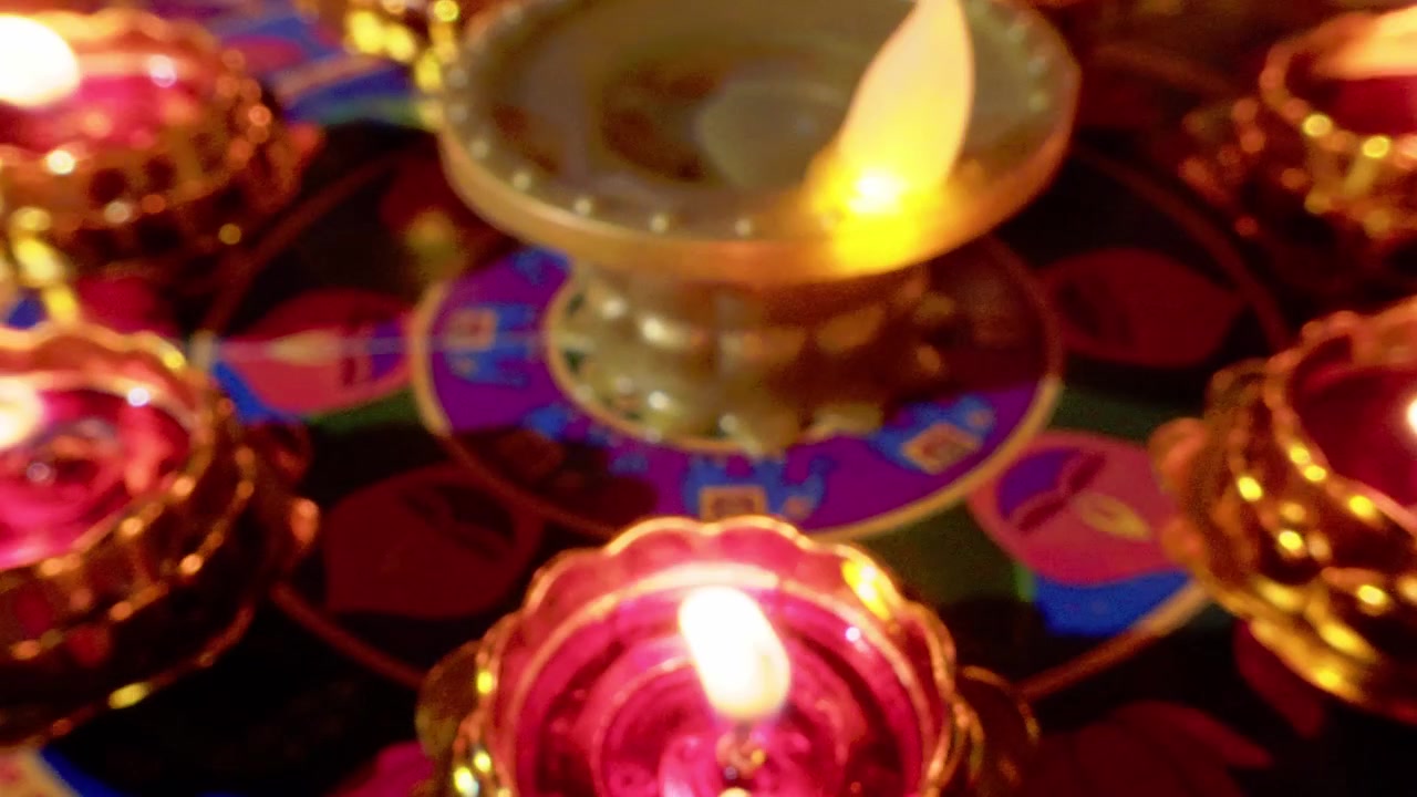 Sfondo con lampade decorative e fiori del festival Diwali.