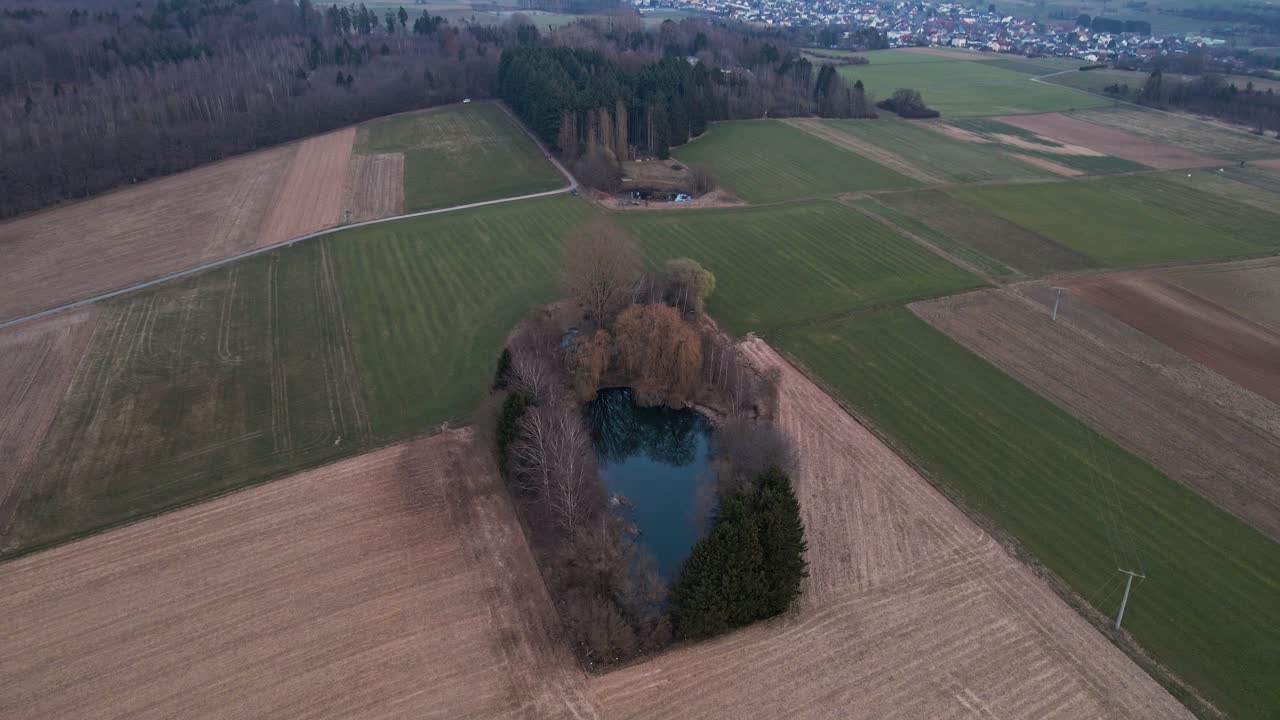 독일 헤세의 녹색과 갈색 들판에 있는 작은 호수