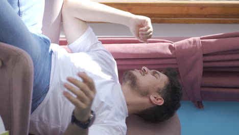 el video vertical de un hombre que tiene una crisis nerviosa en casa está gritando.