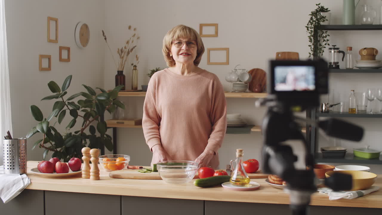vlogger femenino senior grabando una clase culinaria