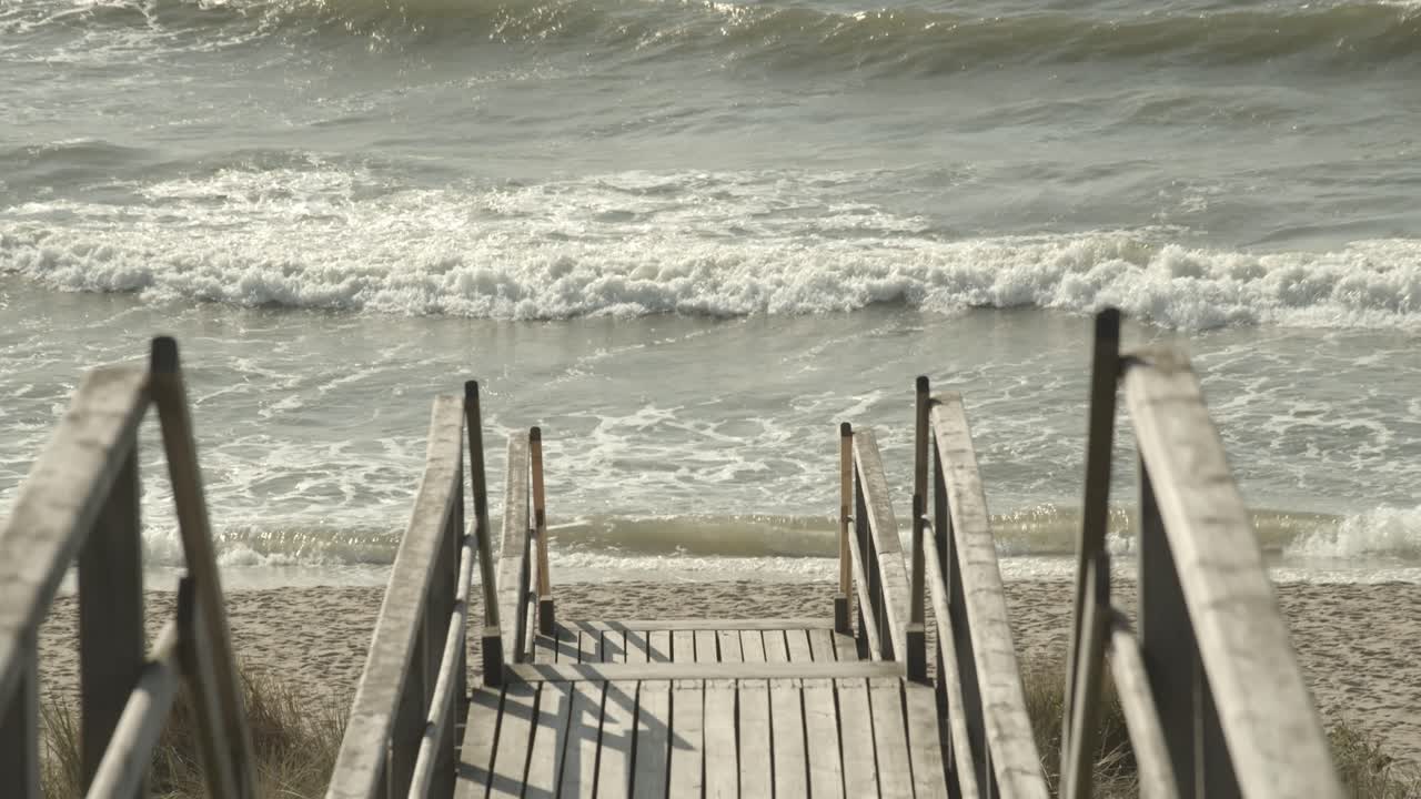 Calçadão para a praia de Sylt com o Mar do Norte ao fundo 4k 60fps.