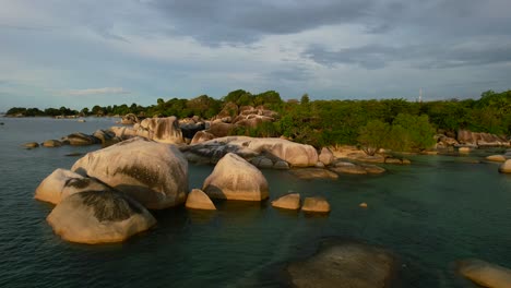 Paisaje-Aéreo-De-La-Puesta-Del-Sol-Del-Océano-En-Tanjung-Tinggi