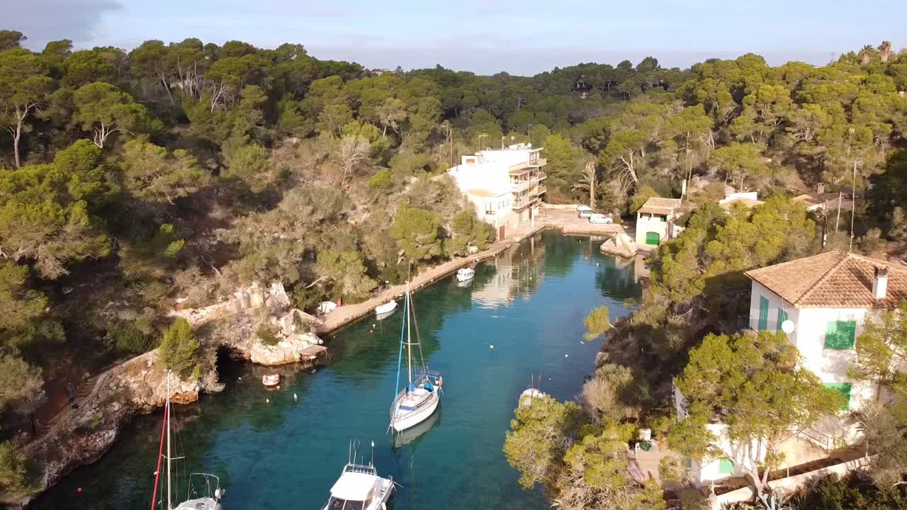 Havnen i Cala Figuera midt i naturen