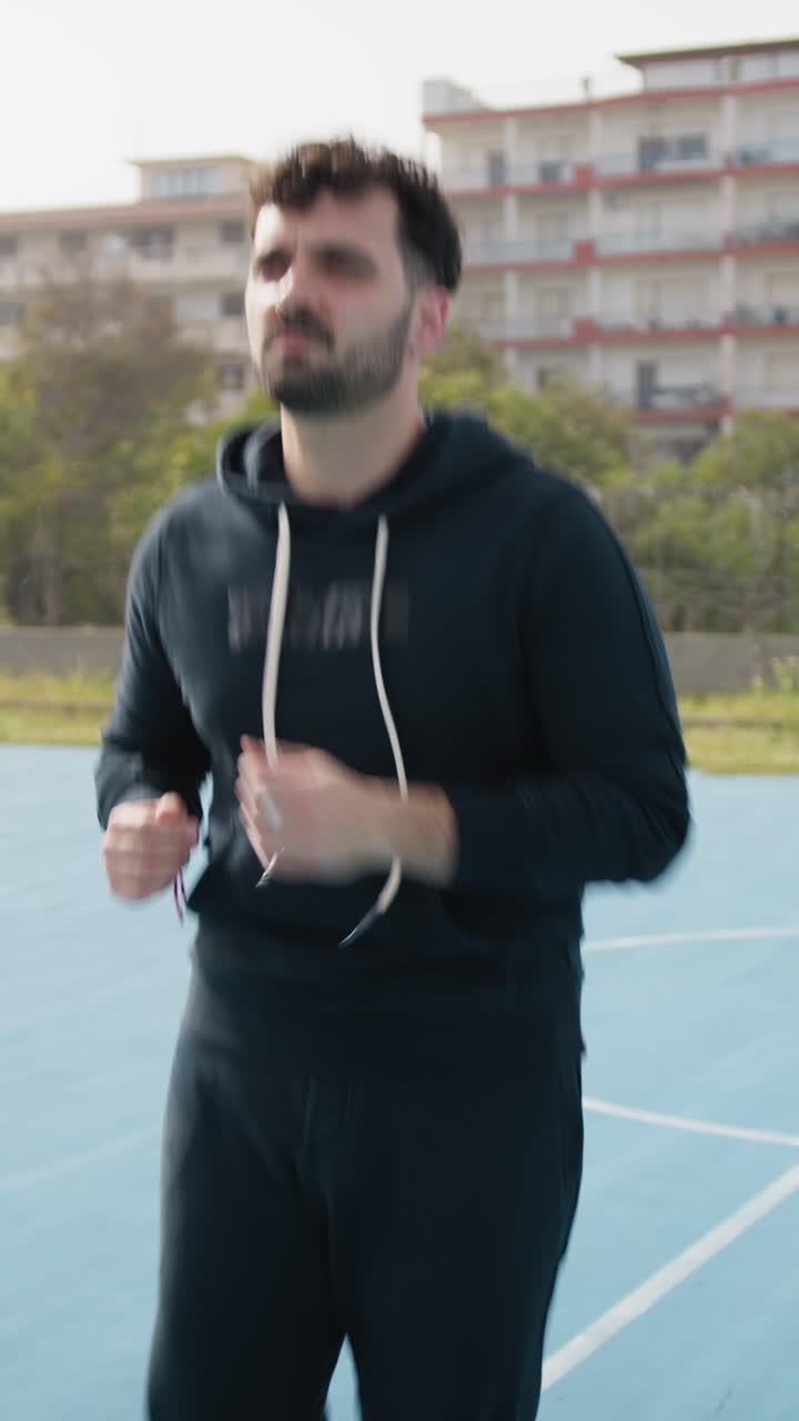 hombre corriendo en una pista