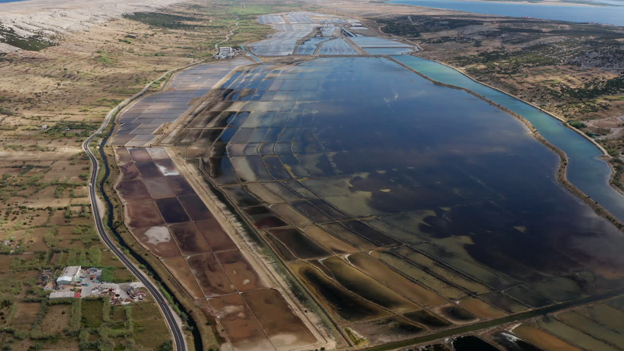 Vaste distese pianeggianti per la produzione di sale sull'isola di Pag, Croazia