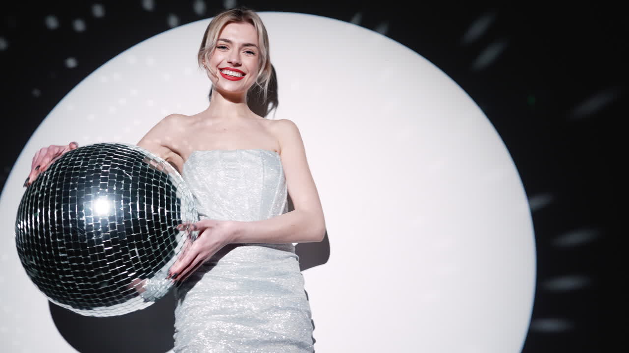 디스코 공 을 들고 있는 여자