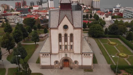 Ascendiendo-Con-Un-Dron-Con-Una-Vista-Principal-De-Una-Iglesia-Noruega-Y-Revisando-El-Horizonte-Al-Final