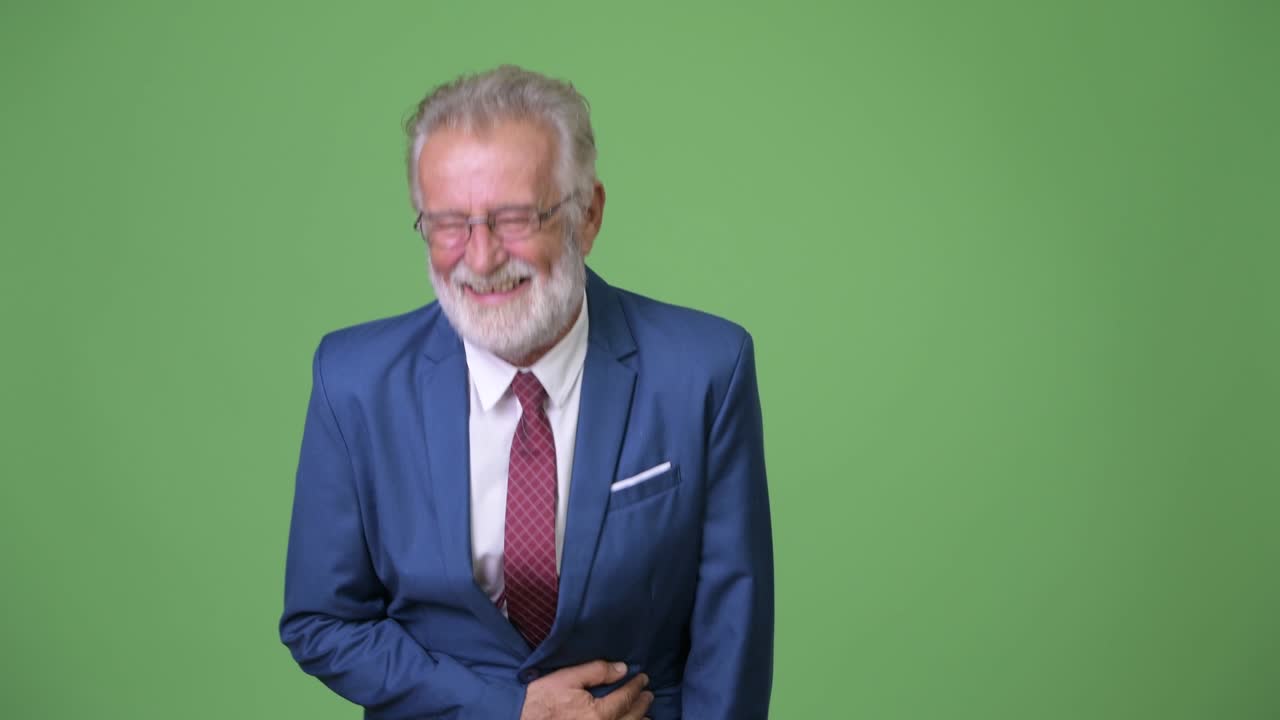 Affascinante uomo d'affari anziano con barba su sfondo verde