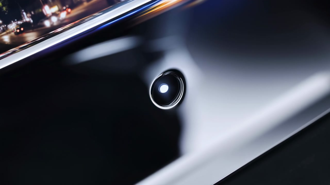 Lente circular embutida em vidro preto brilhante e bisel de cromo polido, com um brilho especular variável, reflexo diagonal, desfoque suave e detalhes de um dispositivo moderno e elegante, sugerindo movimento sutil.
