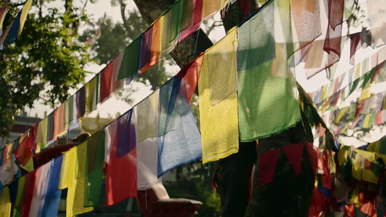 네팔의 카트만두 사원에서 불교의 기도 발, 불교의 신성한 종교 장소에서 밝은 색의 불교 기도의 발