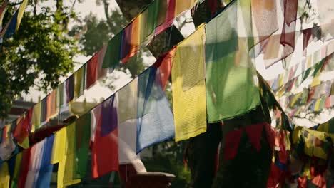 banderas de oración budista en el templo de katmandú en nepal, banderas de oración buddhista de colores brillantes en el sagrado sitio religioso sagrado para el budismo
