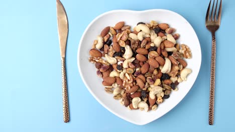 nueces mezcladas en un plato en forma de corazón