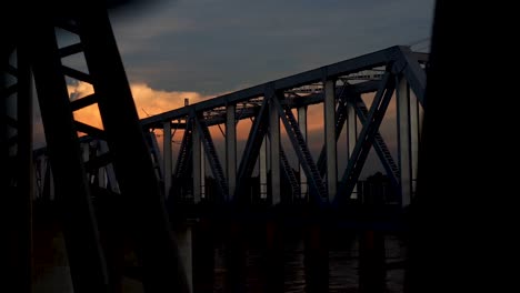 Zug-Fährt-Durch-Eine-Brücke