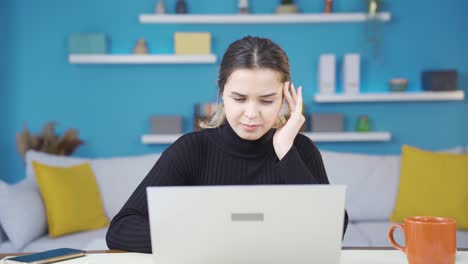 una joven empresaria que trabaja en una oficina en casa tiene dolor de cabeza.