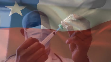 Animation-Der-Chilenischen-Flagge,-Die-über-Einem-Arzt-Weht,-Der-Eine-Gesichtsmaske-Trägt-Und-Einen-Impfstoff-In-Der-Hand-Hält