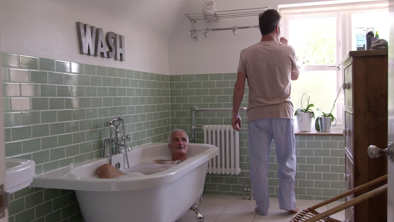 남자 동성애 커플이 화장실에서 함께