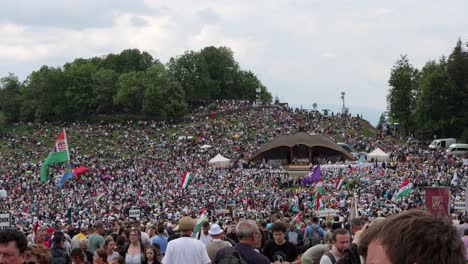 Riesige-Menge-Katholiken-Bei-Der-Csiksomlyo-Wallfahrt-Auf-Dem-Drei-Hügel-Altar-In-Rumänien