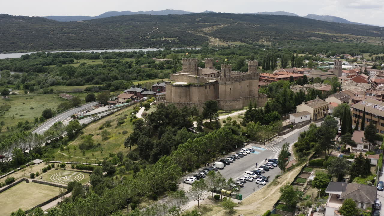 antena de punto de interés sobre la ciudad de manzanares el real con el castillo de mendoza en el marco central