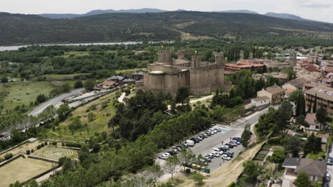 punto di interesse aereo sopra la città di manzanares el real con il castello di mendoza al centro della cornice