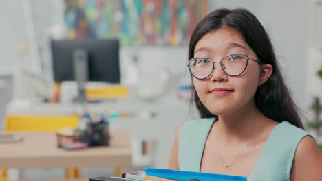 triste desilusionada joven decepcionada con gafas con tristeza deja su trabajo en la compañía, fue despedida por discapacidad, enfermedad, silla de ruedas, injusticia del empleador, jefe, desempleo