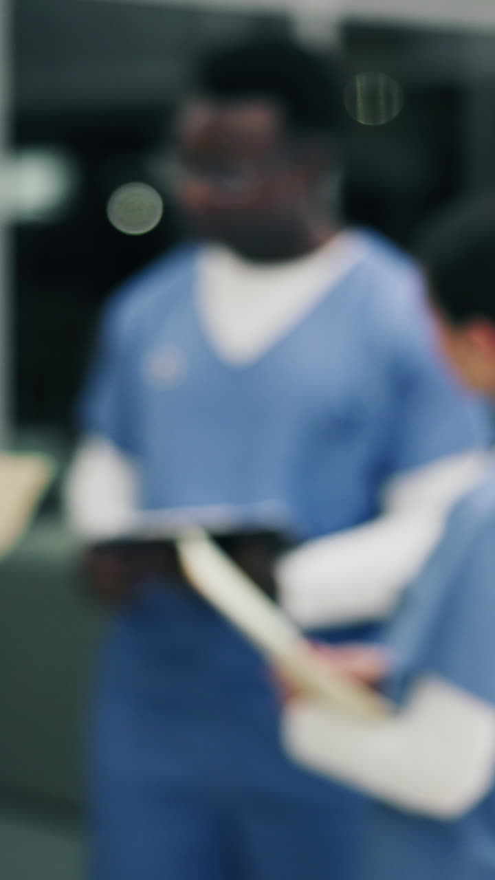 Professionista medico sfocato che tiene in mano un blocco appunti in ambiente ospedaliero