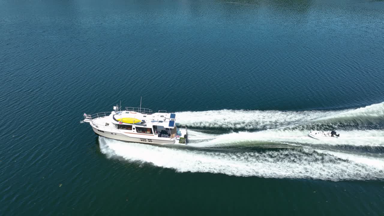 워싱턴 주 에 있는 후드 운하 를 통과 하는 요트 의 드론 촬영