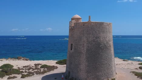 hermosa torre de vigilancia desierta con flota de barcos en la parte de atrás