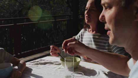 Familia-Desayunando-Juntos-Al-Aire-Libre