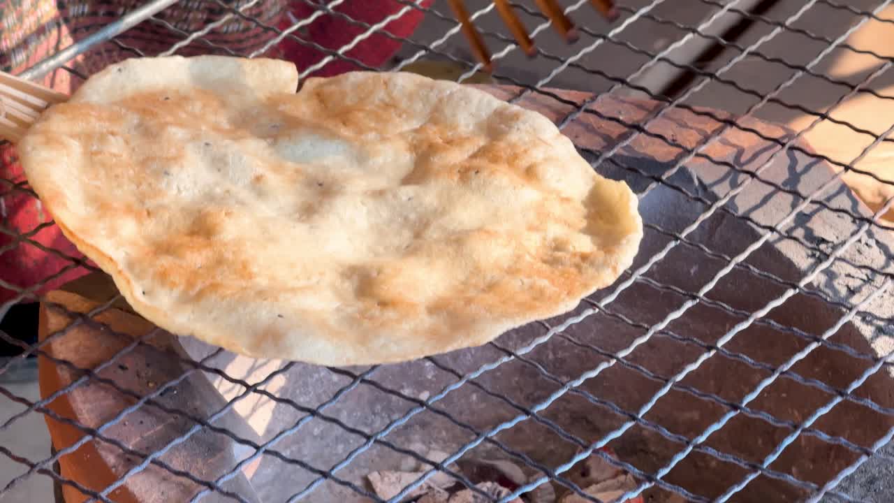 galletas de arroz a la parrilla sobre una llama abierta