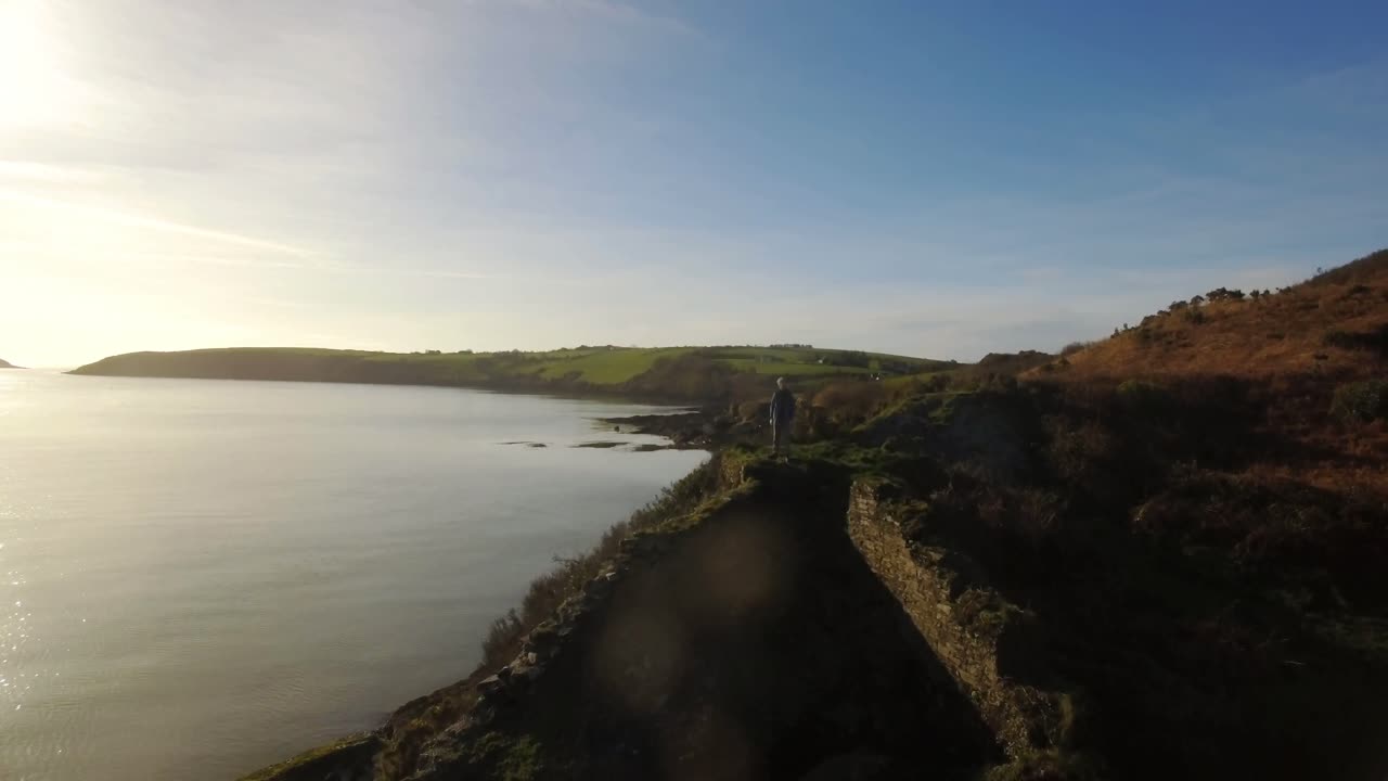 excursionista masculino haciendo senderismo en el campo 4k