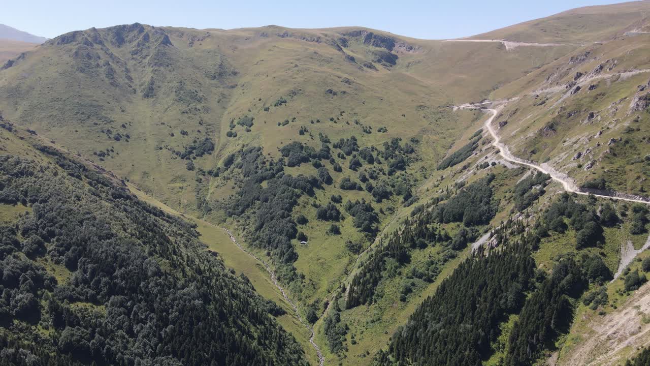 vista de avión no tripulado del valle entre las montañas, el camino alrededor del valle