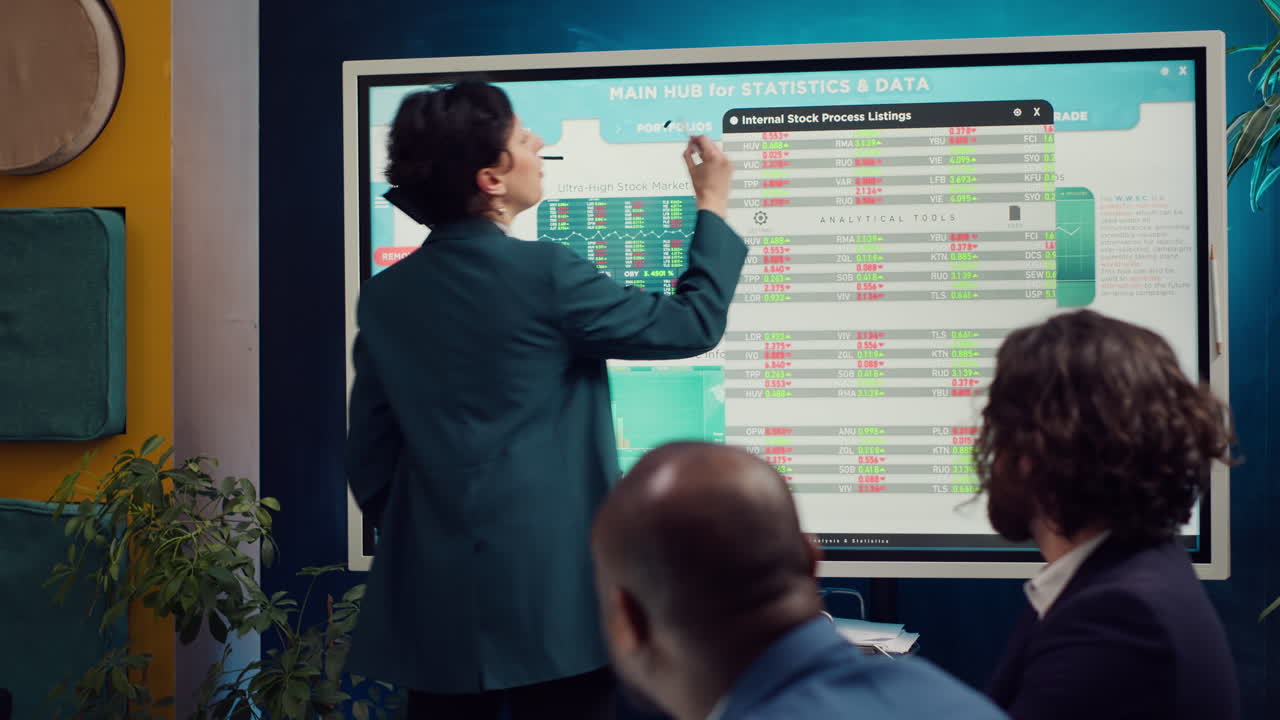 equipo de colegas de negocios que revisan estadísticas y datos de ventas