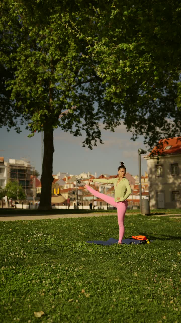 práctica de yoga en un parque