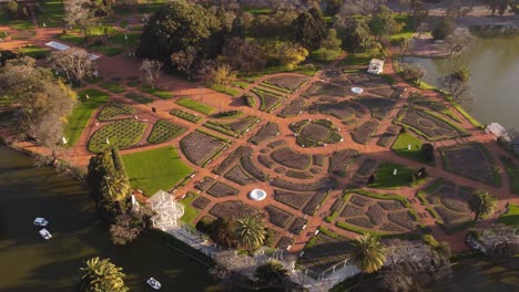 Toma-Aérea-Del-Hermoso-Parque-Jardín-Rosedal-De-Palermo-Al-Lado-Del-Lago-En-Buenos-Aires