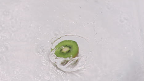 Kiwi-Cayendo-Al-Agua-En-Cámara-Súper-Lenta.