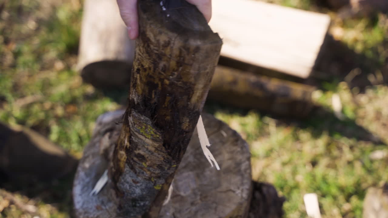 시골 집 밖에서 도끼로 불 ⁇ 을  ⁇ 는 알아보기 힘든 남자의 탑 뷰