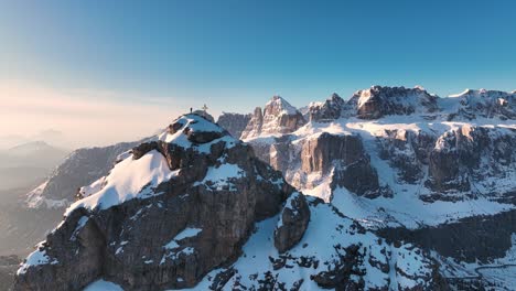 montañero de pie sobre una cumbre en los dolomitas - südtirol