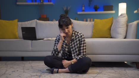 mujer mirando pensativamente a la cámara.