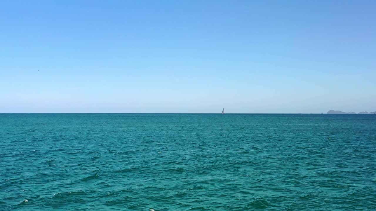 만으로 항해하는 범선의 무인 항공기 보기