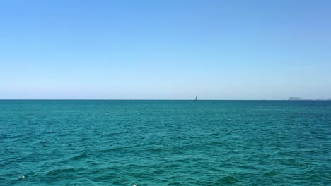 vista de drones de un velero navegando hacia una bahía