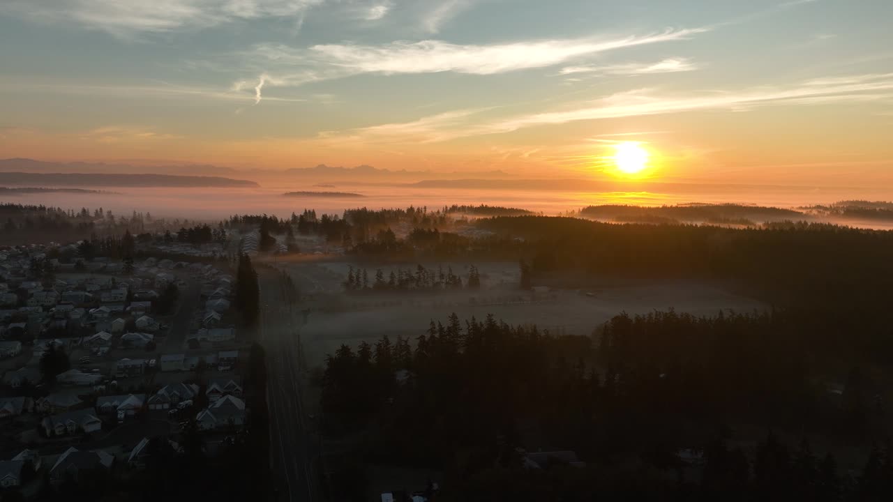 isla whidbey con una capa de niebla sobre ella mientras el amanecer despierta a la comunidad