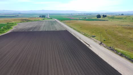 Establecimiento-De-Una-Antena-Sobre-Las-Fértiles-Tierras-Agrícolas-Y-Las-Carreteras-Vacías-Del-Valle-De-Santa-Maria,-California