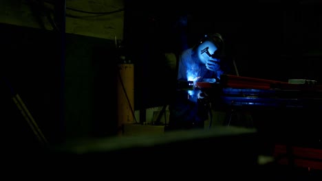 metalúrgico que utiliza una antorcha de soldadura en el taller 4k