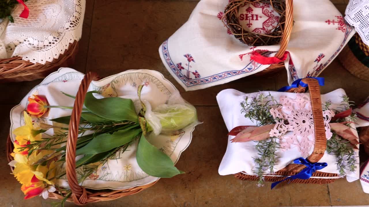 부활절 음식의 플링이 들어있는 바구니