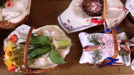 cestas que contienen una muestra de alimentos de pascua