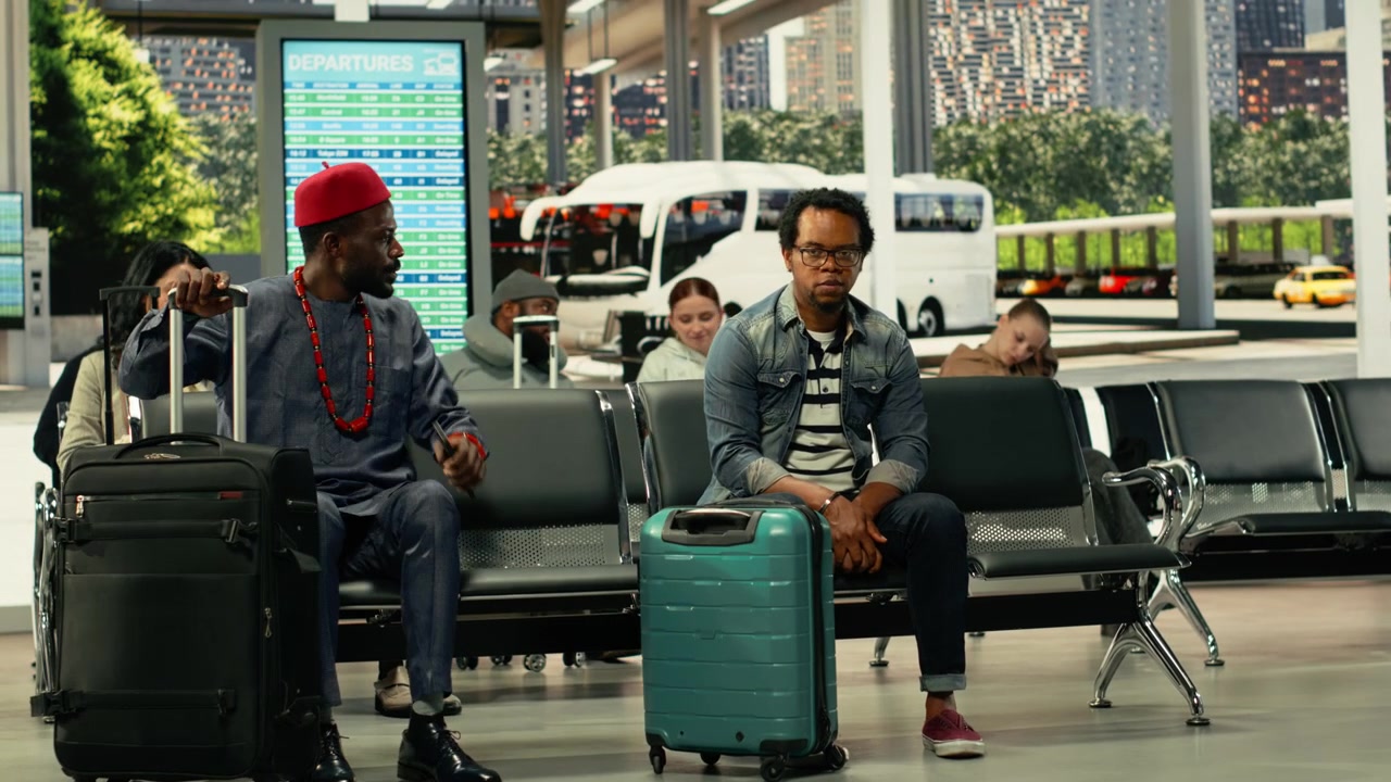 Viaggiatore afroamericano nella sala d'attesa della stazione degli autobus con trolley.