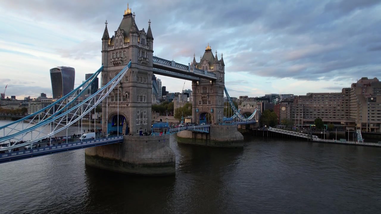 Tower Bridge over Themsen i luftfoto med byens skyline i skumringen i London, Storbritannien